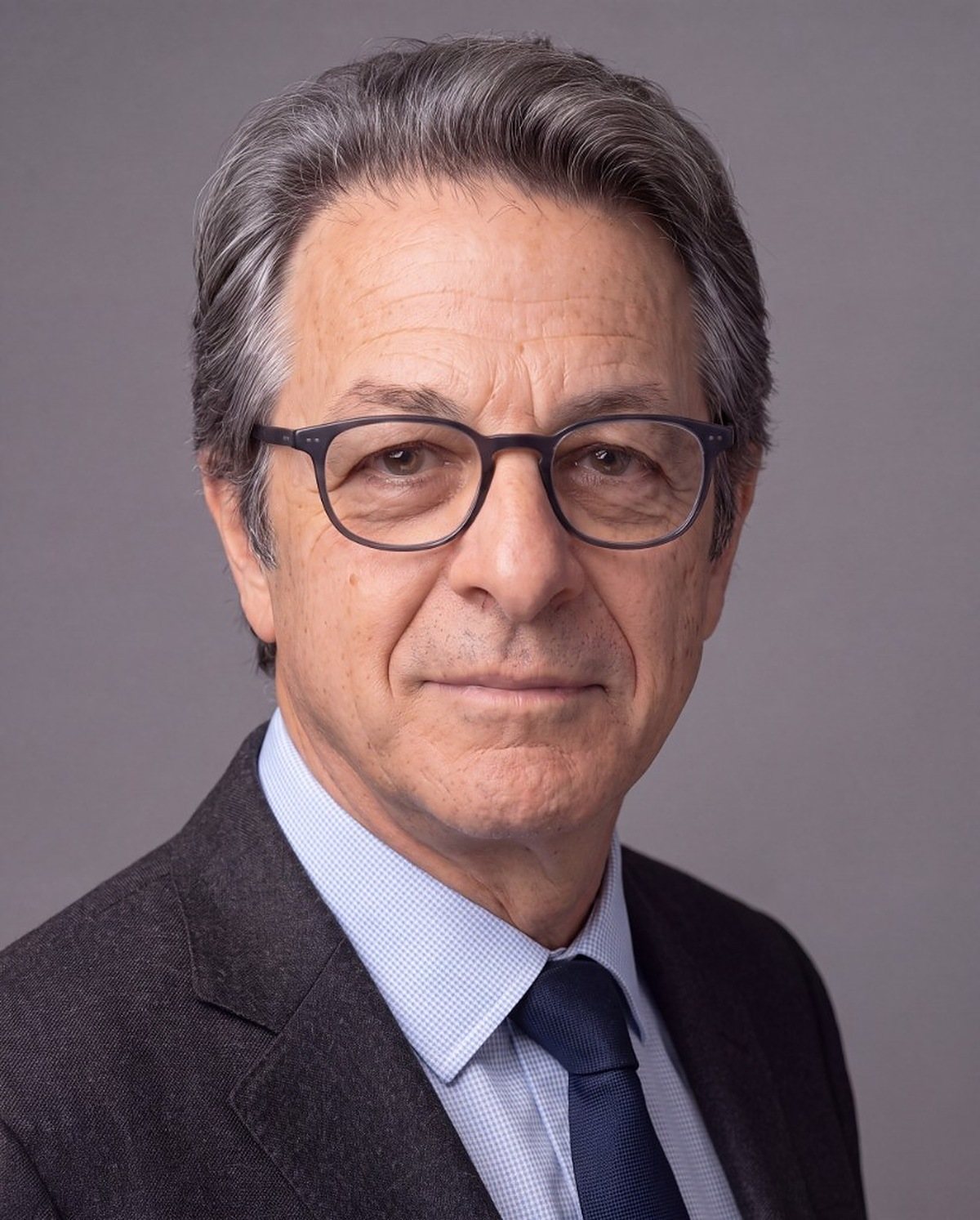 Egemen Mustafa Şener — stüdyo portresi, gri fon